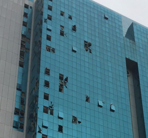臺風來襲時、玻璃幕墻能扛得住么！