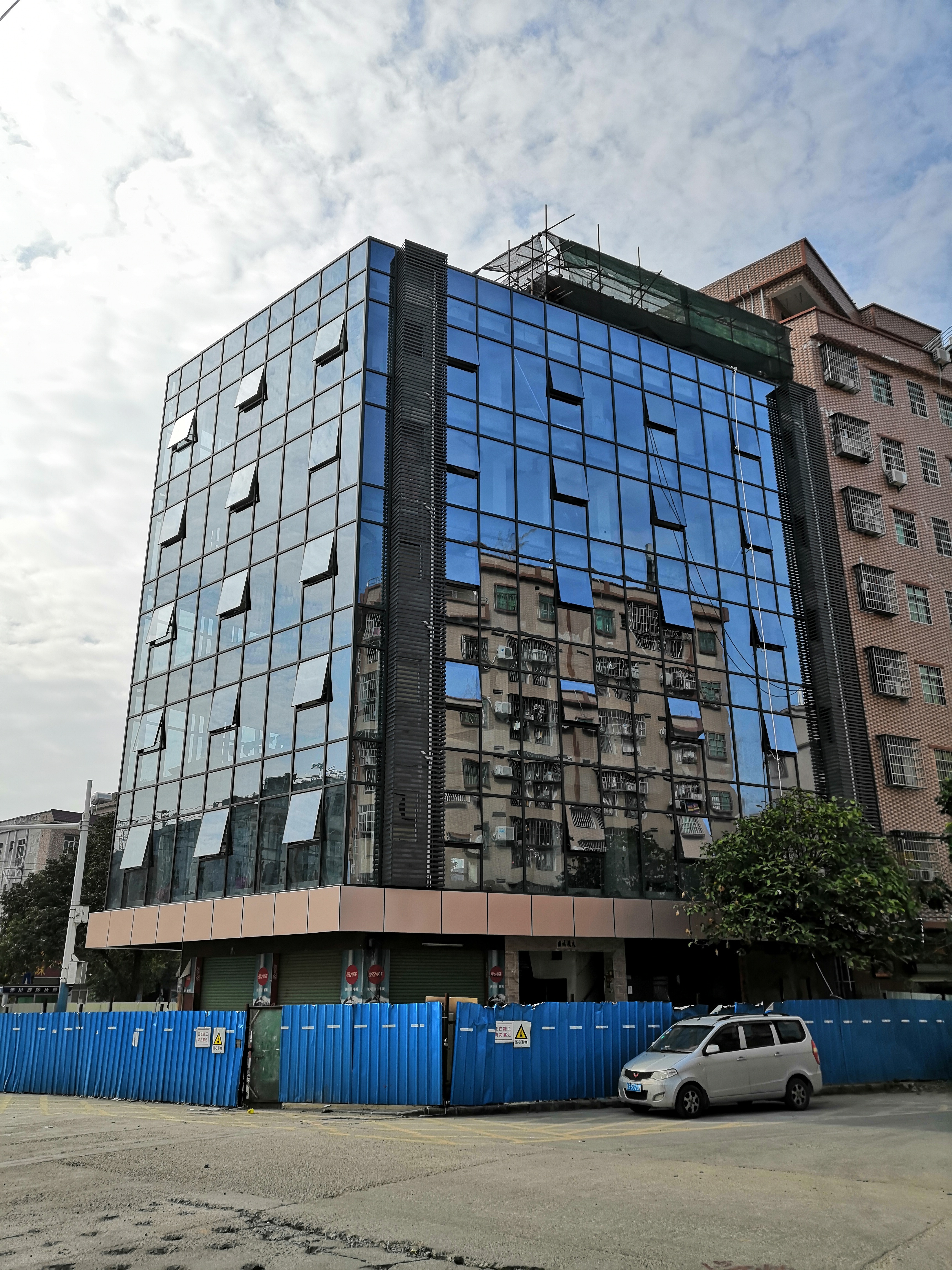 【玻璃幕墻】玻璃幕墻爆炸？何種原因導致的