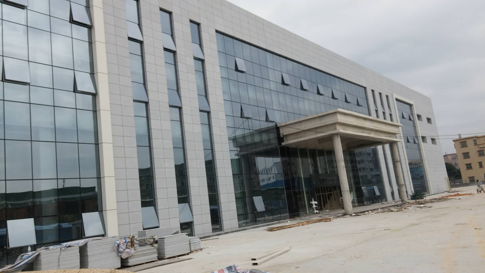 如何計(jì)算拆玻璃幕墻多少錢一平方的費(fèi)用，可詢問(wèn)【中東幕墻】